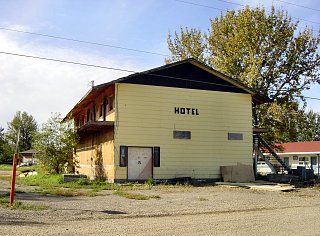 Hotel in Fort Liard [320 x 236 Pixel @ 27 KB]